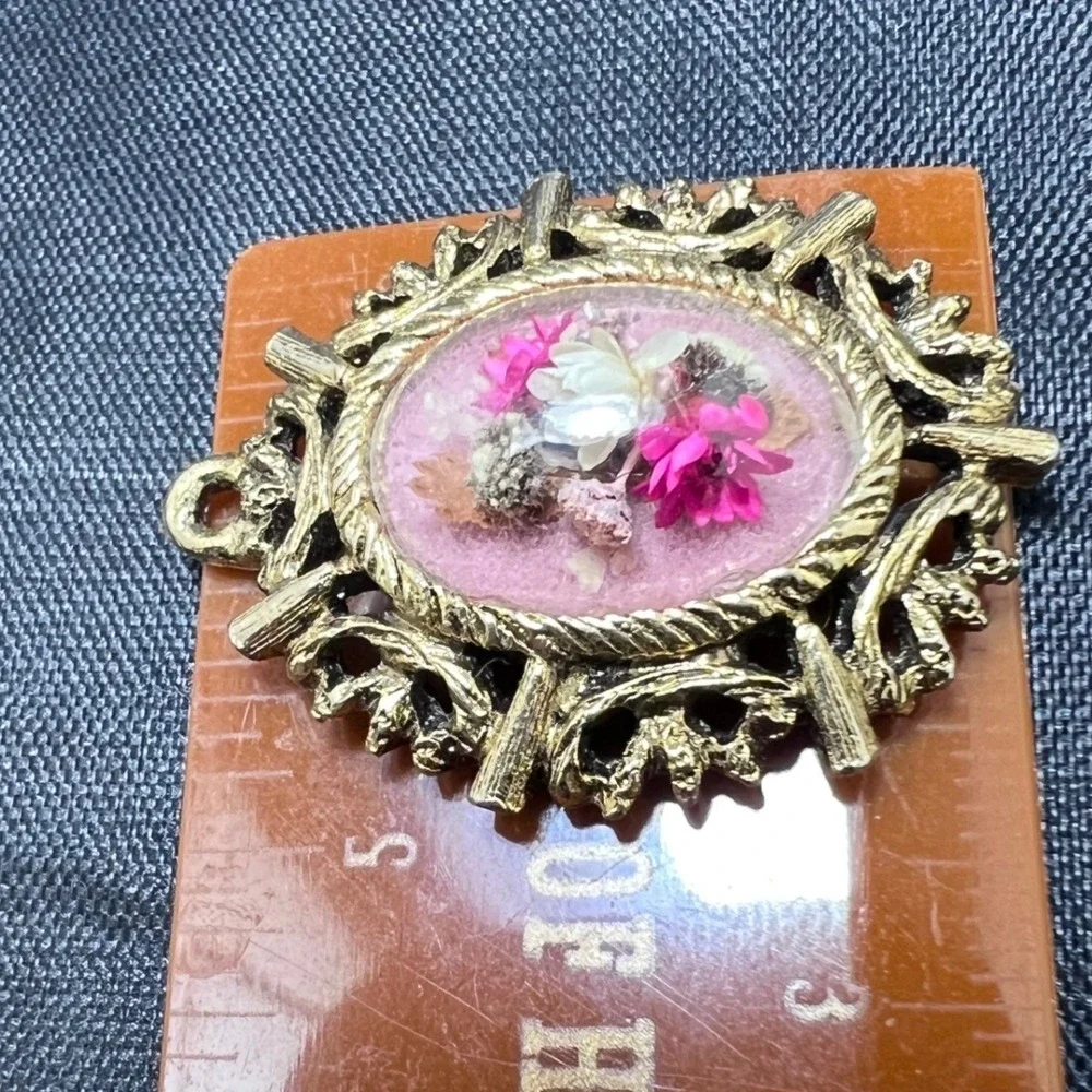 Vtg‎ Dried Flower Pendant Handmade Signed Lucite Dome Gold Tone Victorian Gothic